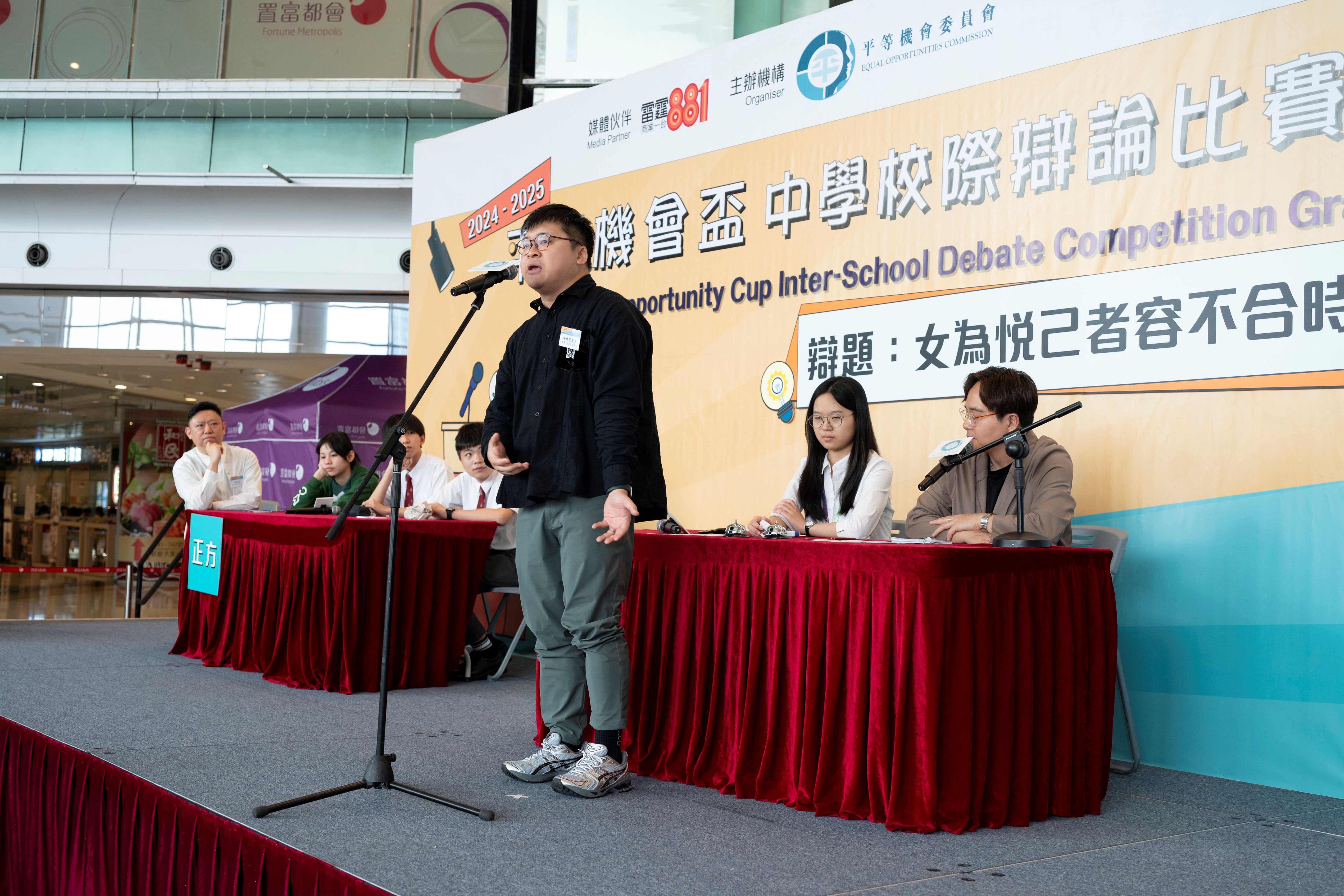 The Equal Opportunities Commission organised a friendly debate match at the event. Six students from four secondary schools debated on the motion: “It is outdated for women to dress up to impress those they like” under the guidance of two radio hosts from Commercial Radio 1, the media partner of the competition. The match added a vibrant energy to the event. 